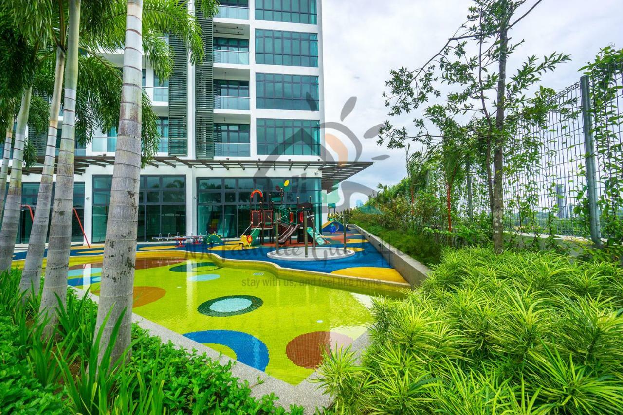 Nn Famille Guest House Pasir Gudang Exteriör bild