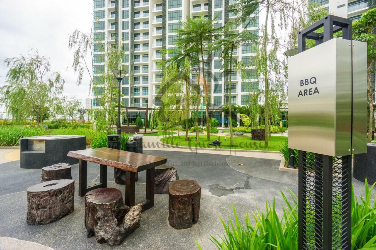 Nn Famille Guest House Pasir Gudang Exteriör bild